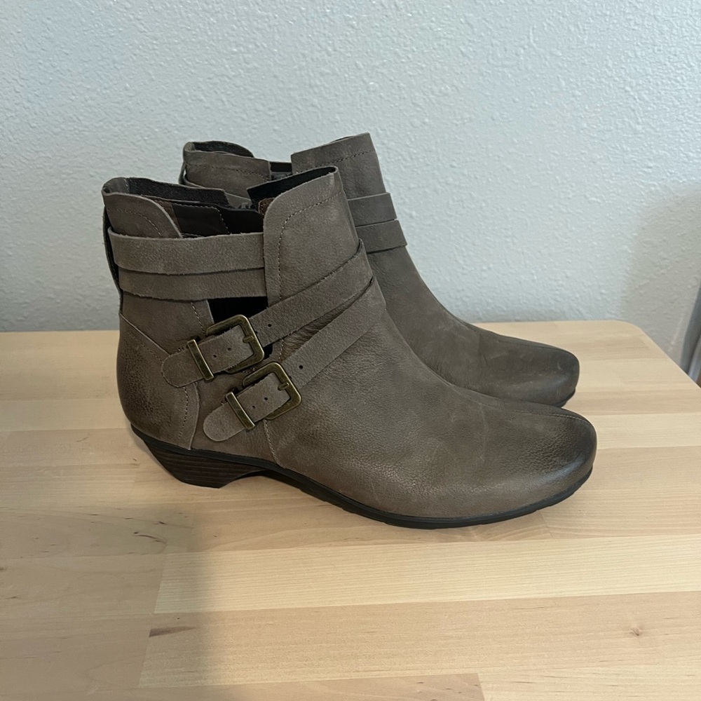 Abeo Nadia Booties Beautiful Taupe Nubuck Size US 8 Women's Neutral Footbed